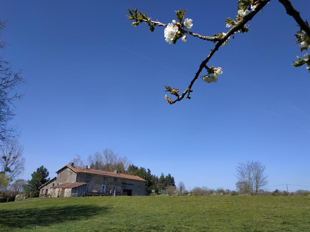 Maison Au Calme Avec Vue Etang Clesse (Deux-Sevres) Exterior foto