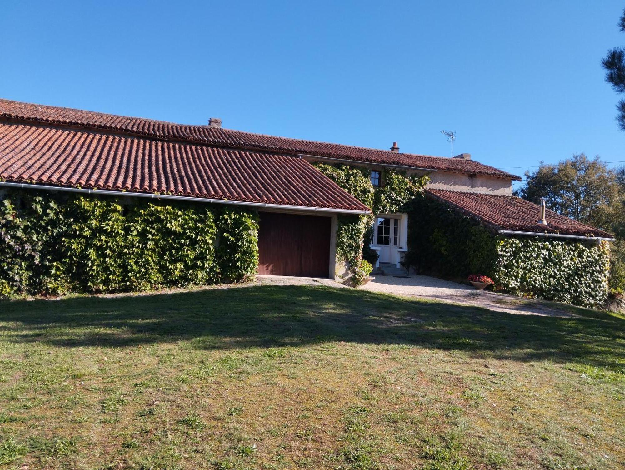 Maison Au Calme Avec Vue Etang Clesse (Deux-Sevres) Exterior foto